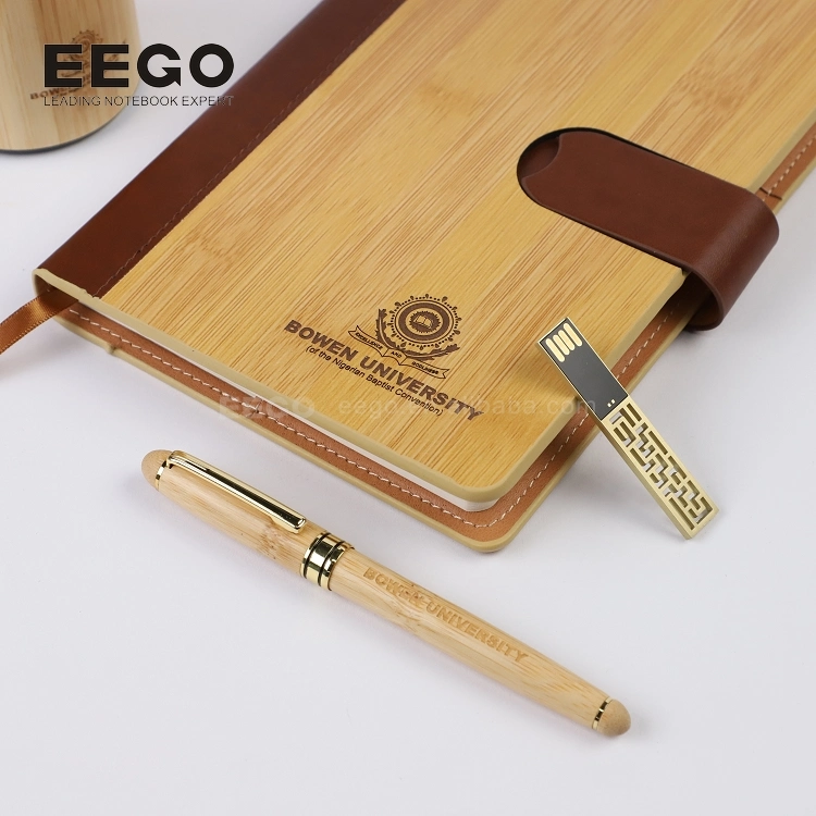 Coffret cadeau d'entreprise de luxe avec un carnet en bambou classique pour cadres, stylo et bouteille.