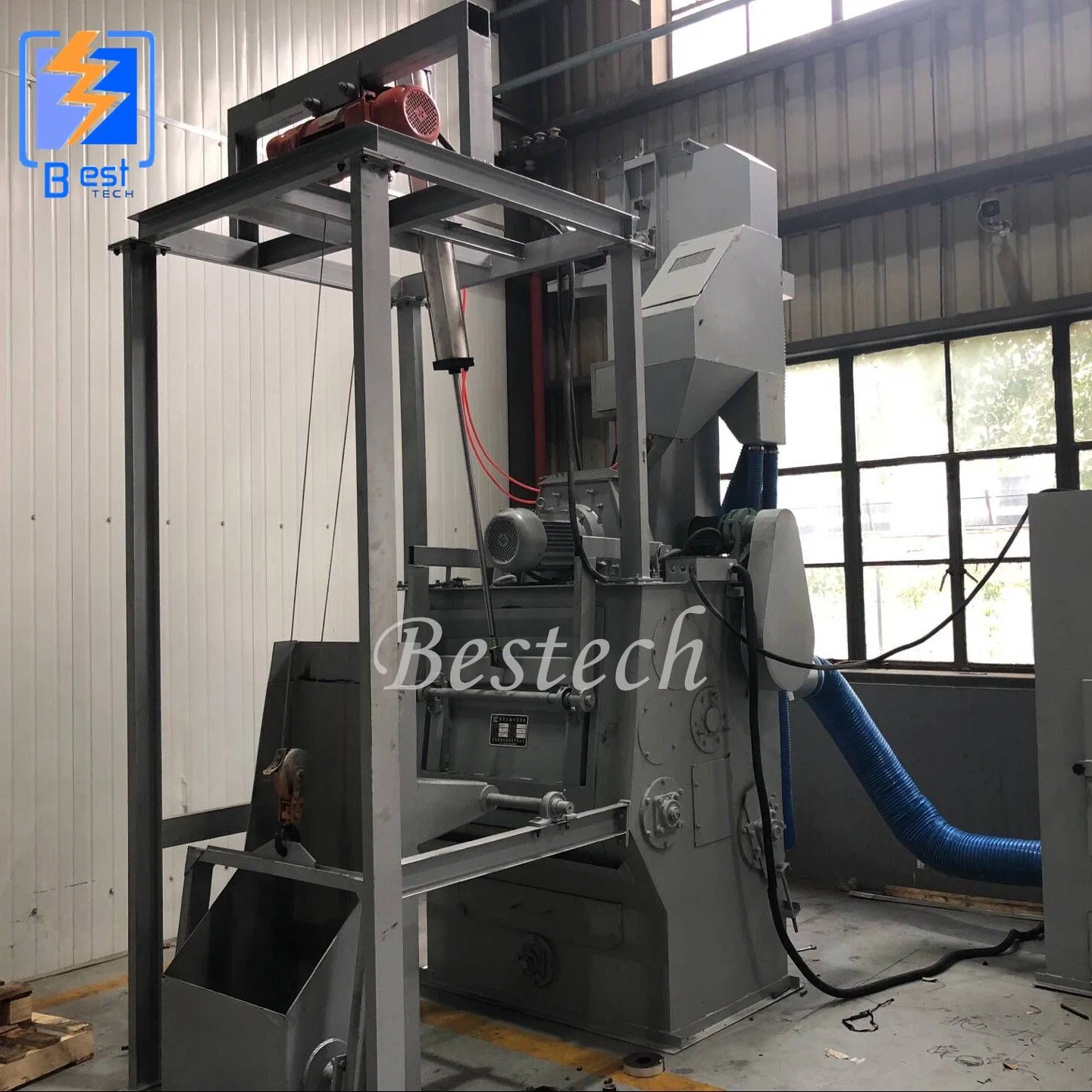 Q3220 Casting Spring Bearing Shot Blasting Machine with Crawler Belt