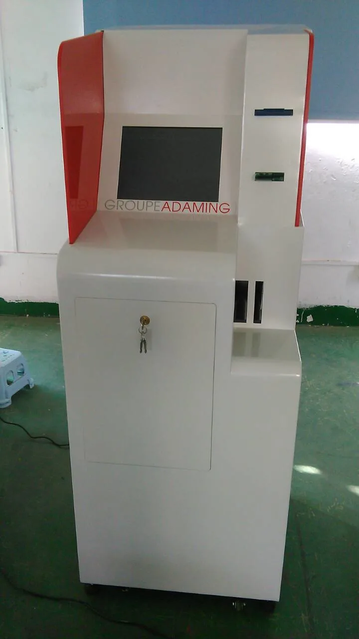 Machine ATM avec une vérification de la réception et de distributeur