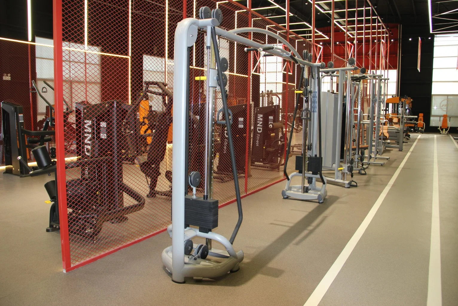 Gimnasio comercial cruce el cable de equipos de uso