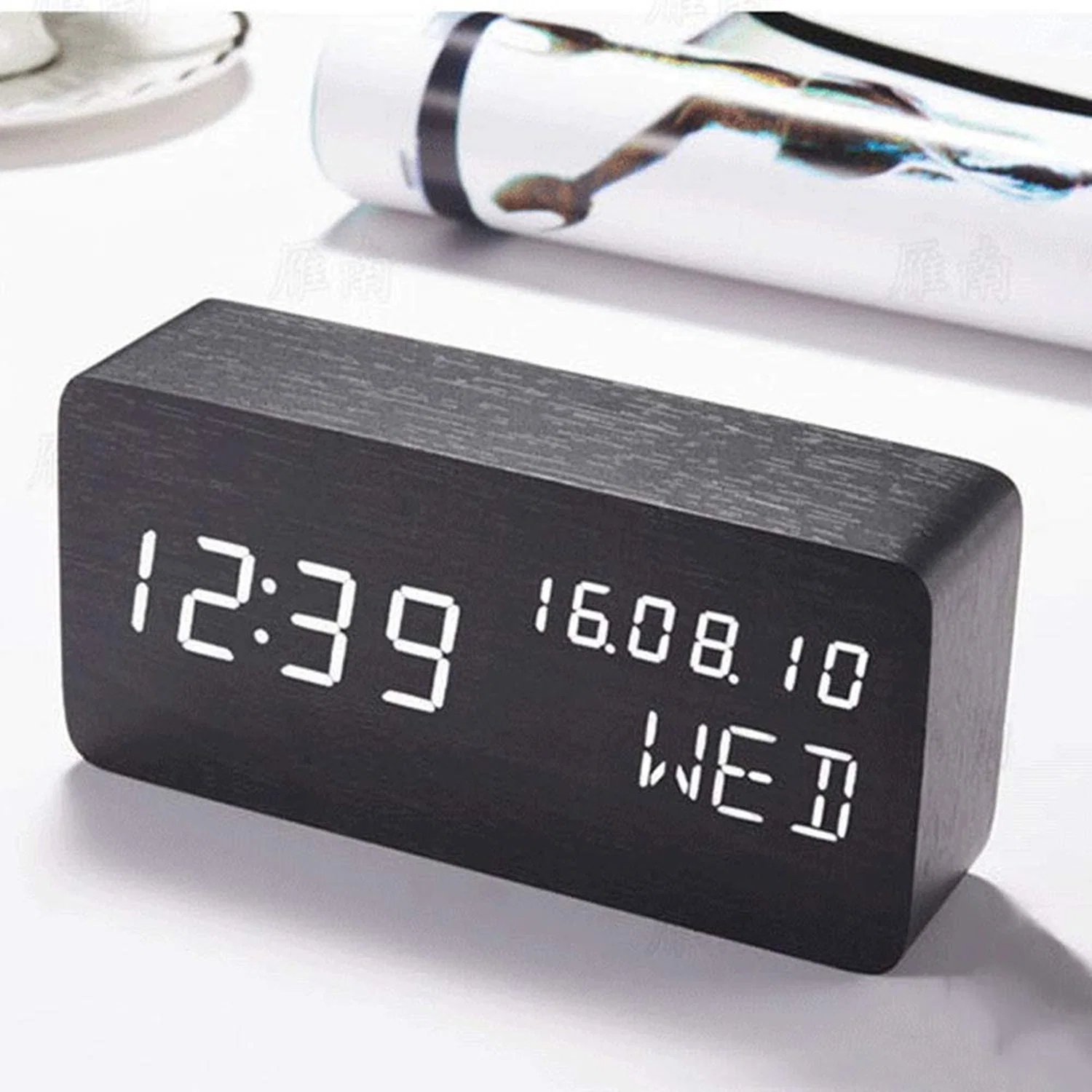 Desk Wood Calendar LED Alarm Clock التحكم في الصوت شاشة عرض درجة الحرارة