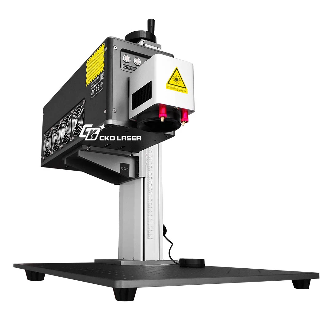 Sistema de marcado láser CO2 de tamaño pequeño con un cuerpo bien diseñado y. Luz intermitente de seguridad para mejorar la productividad