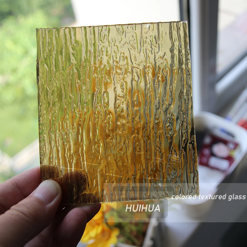 Casa de banho com chuveiro e chuveiro em vidro laminado temperado com textura dourada