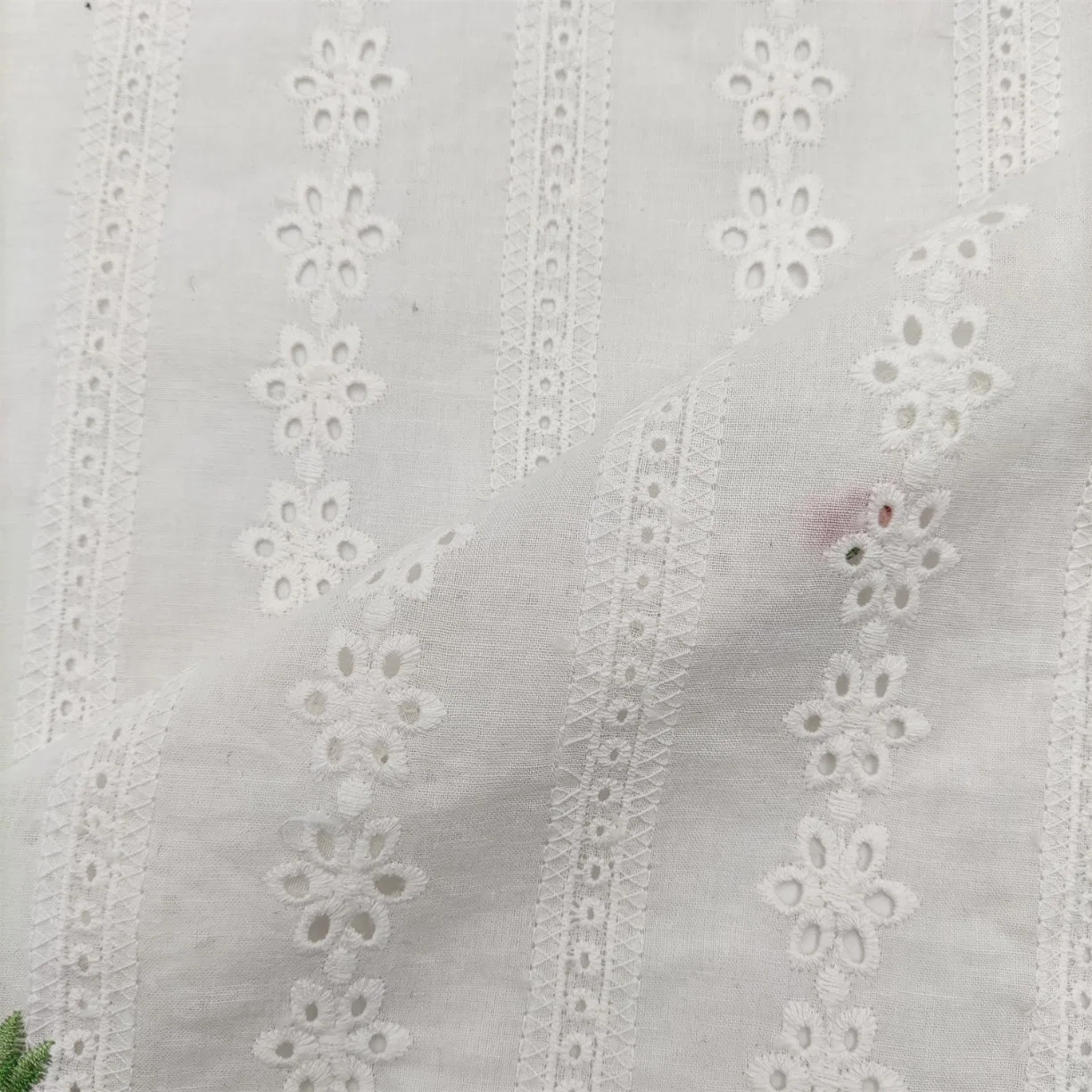 100%Cotton Lace Eyelet Embroidery with Tulip Embroidery Fabric for Girl Garment