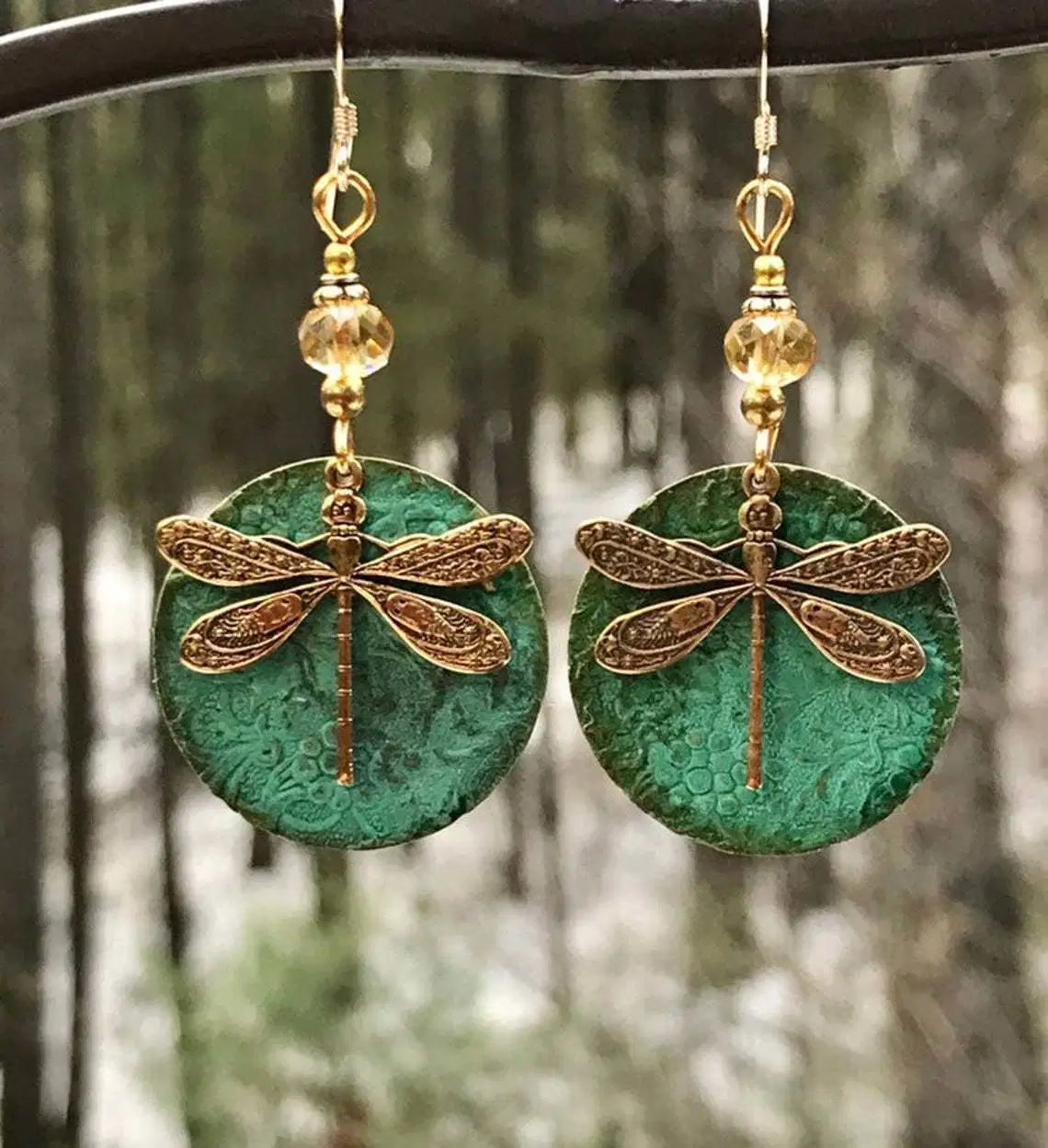 Poliuretano grande suave cuero hecho a mano flecos pluma ligera caída de lágrima Pendientes de color verde para mujeres Moda de niñas