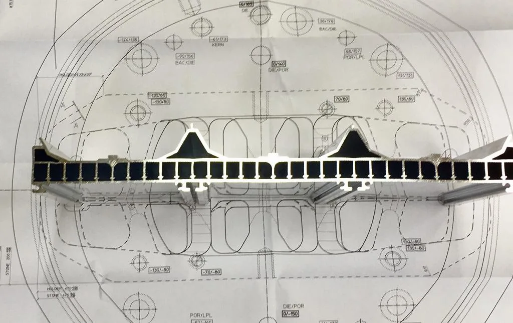 Relleno de soporte de placa de troquel de extrusión sólida