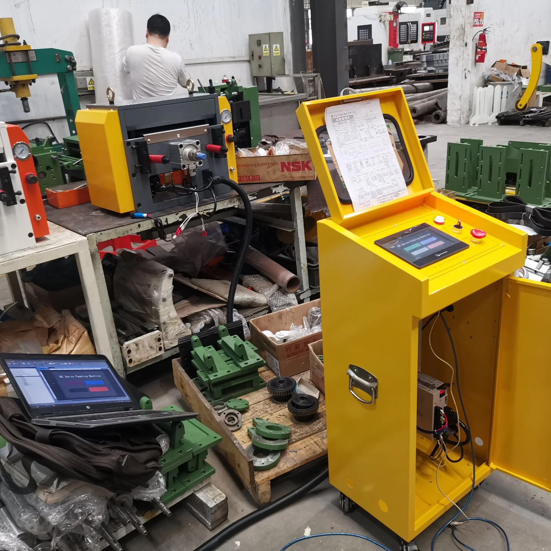 tôle Salle de presse pneumatique automatique de rouleau du convoyeur à rouleaux de servo NC pour la presse pour l'Estampage presses de la machine