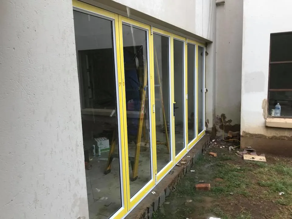 Système de portes et fenêtres en aluminium pour les bâtiments