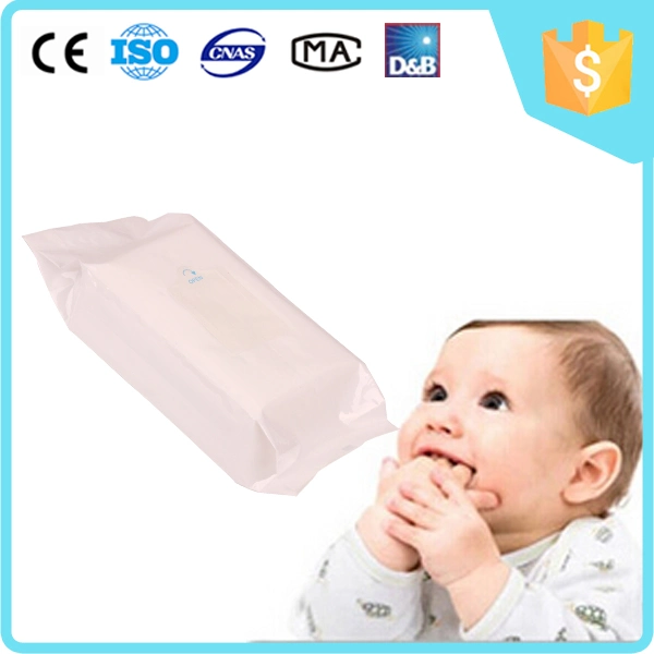 Tendre la main de gros doux et de la face du papier absorbant humide de nettoyage d'utilisation de bébé