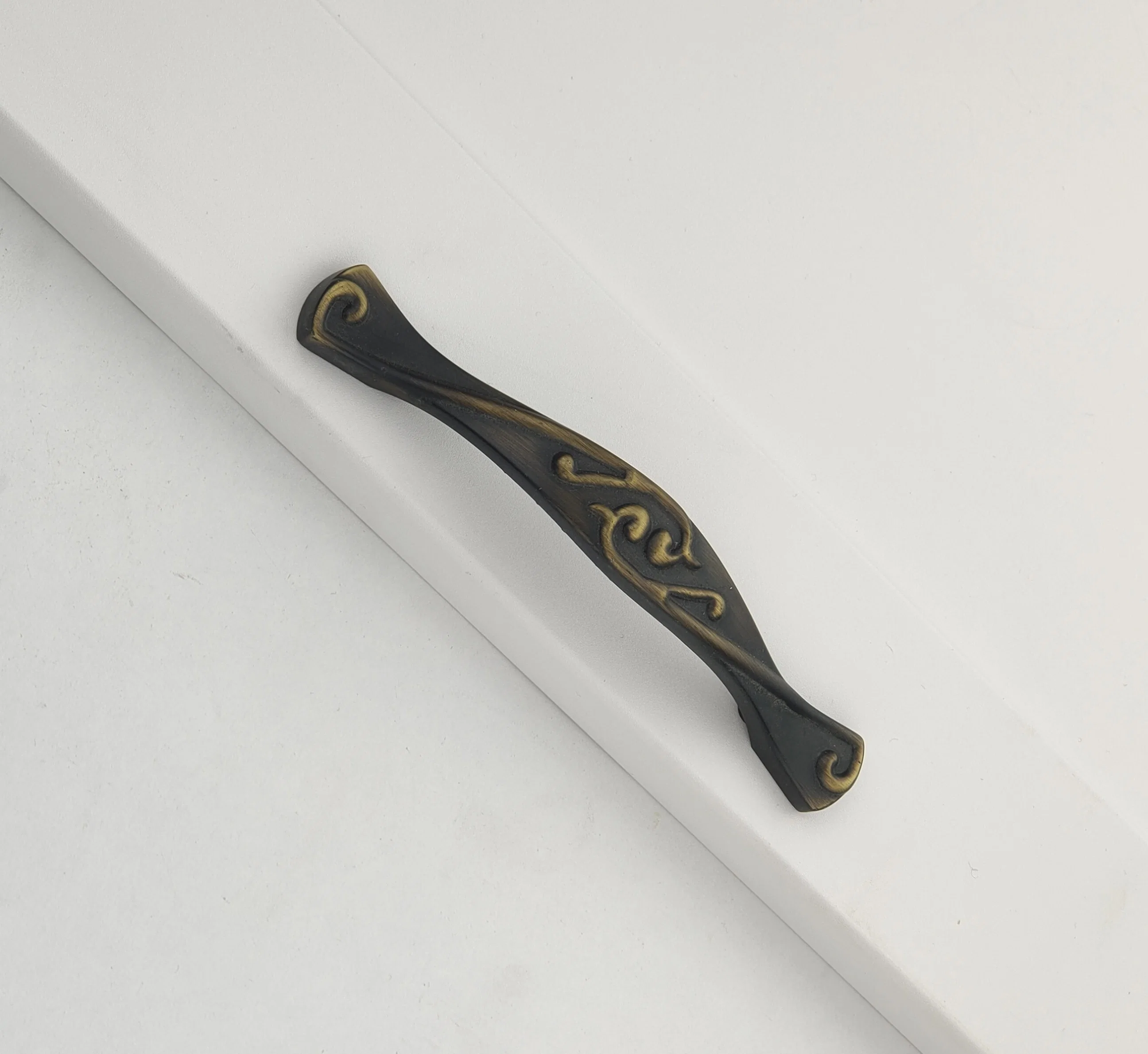 Exquisite Fashion Design Zinc Alloy Furniture Pull Kitchen Cabinet Handle