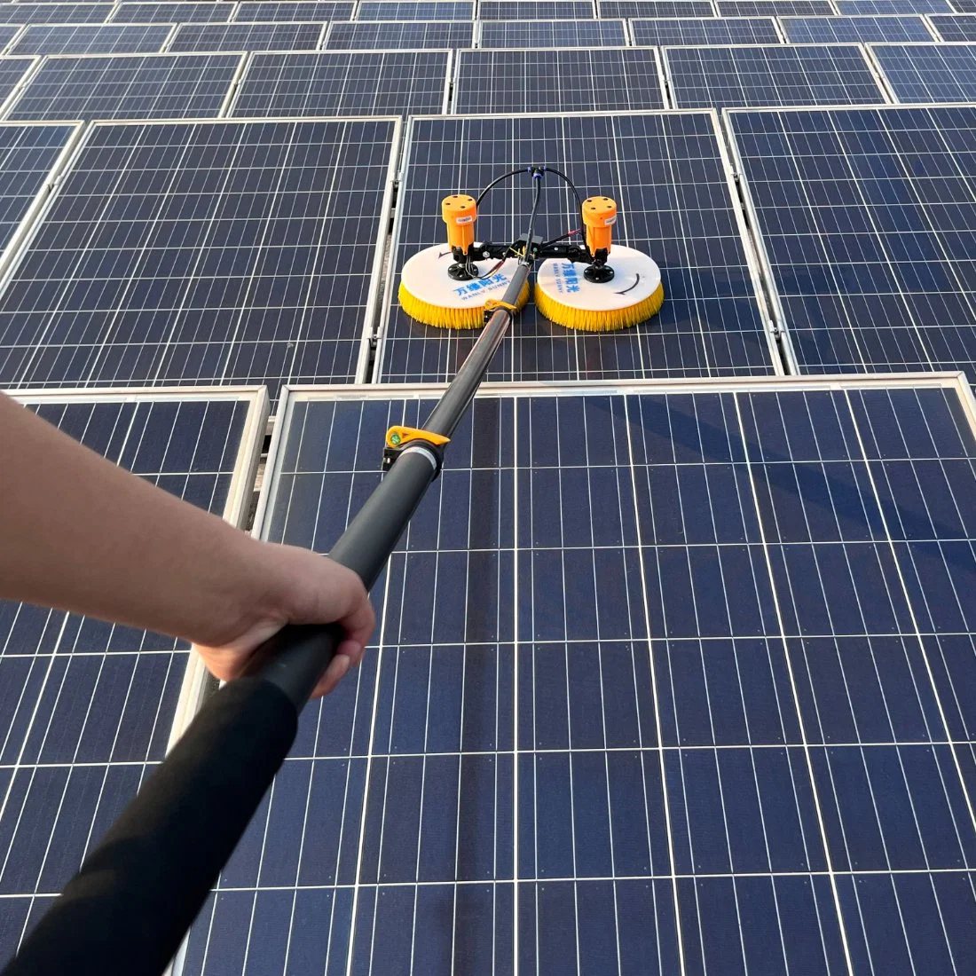 Equipamento de limpeza de painéis solares com poste telescópico em liga de alumínio de 5.5 M. Água Pólo Fed rotativa Painel Solar Limpeza escova lítio Power