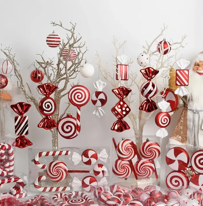 Weihnachtsartikel Kunststoff Weihnachtskugel mit verschiedenen Formen für den Einkauf Hängende Dekoration Im Einkaufszentrum