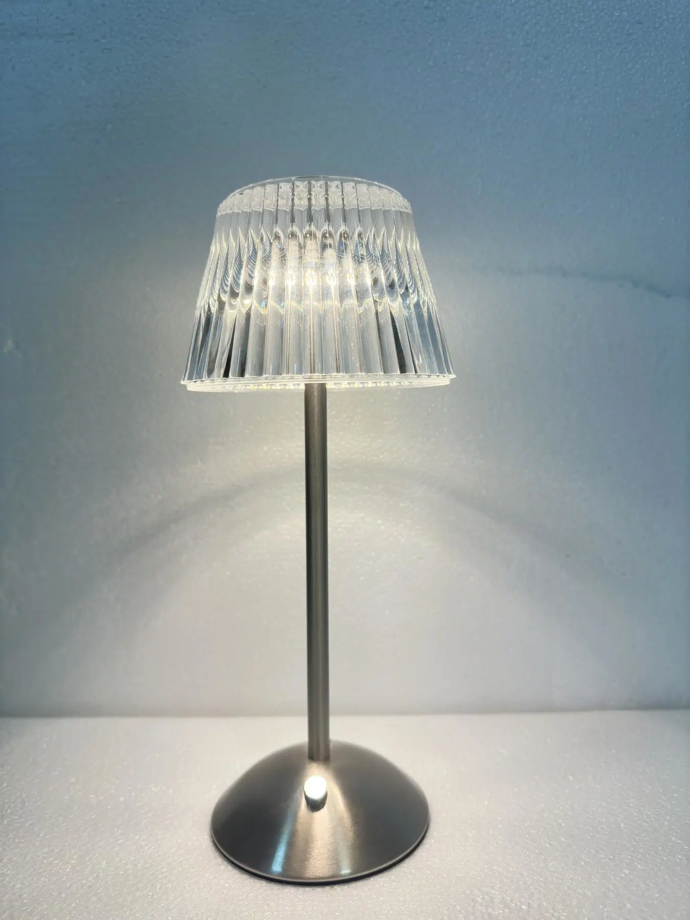 Lámpara de mesa LED regulable para interiores y exteriores
