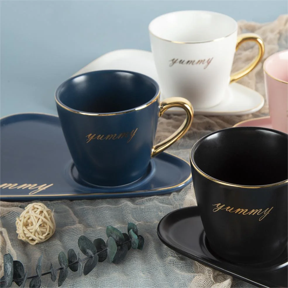 Atacado Blue Color Ceramic Gold Coffee Cup e Saucer Set Com rebordo e pega dourada