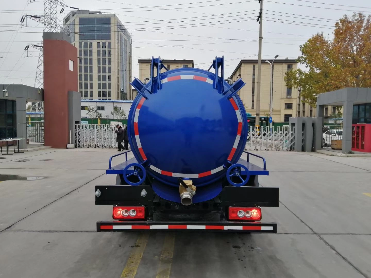 Dongfeng 4X2 10m3 12000 Liter High Pressure Vacuum Suction Truck Price