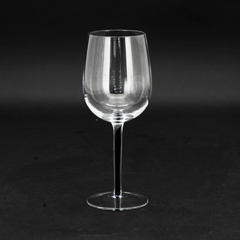 وتنبع نظارات النبيذ البلوري المعتّق من الماء، وبلون أحمر مائل إلى الزنك كأس نبيذ