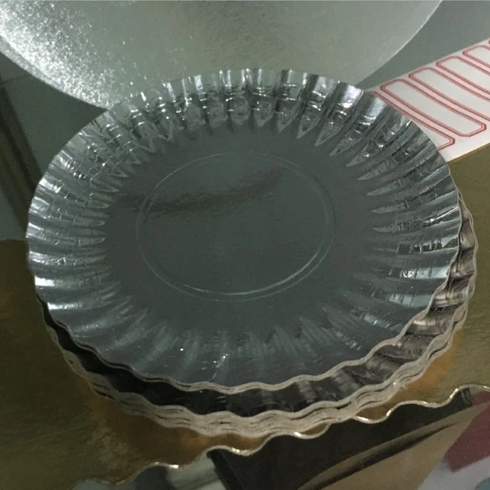 Argent aluminium feuille de carton blanc est utilisé pour faire le gâteau Plateaux