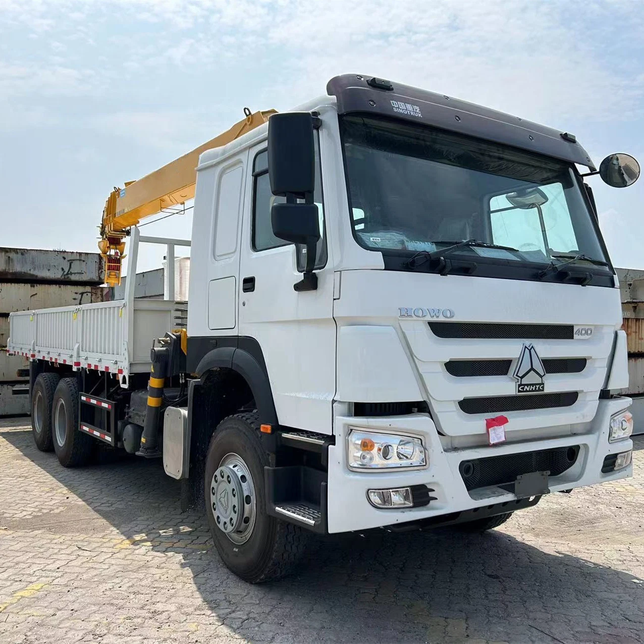 Sinotruck Sinotrk HOWO 4X2 6X4 8371HP 420HP المستخدمة الجديدة حمولة الرافعة المُثبَّتة بذراع الرافعة الخاصة بصندوق التفريغ الثقيل شاحنة مسطحة