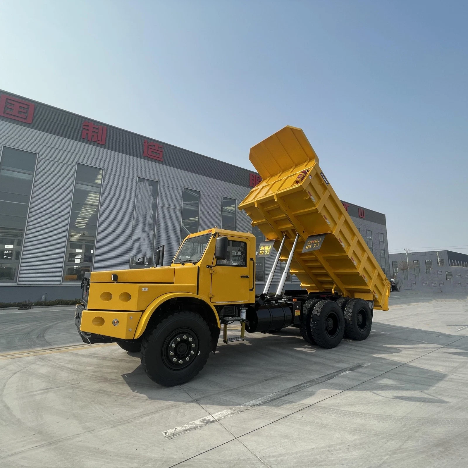 Powerful 10-Wheel Dump Truck for Transporting Heavy Loads in Mining Environments