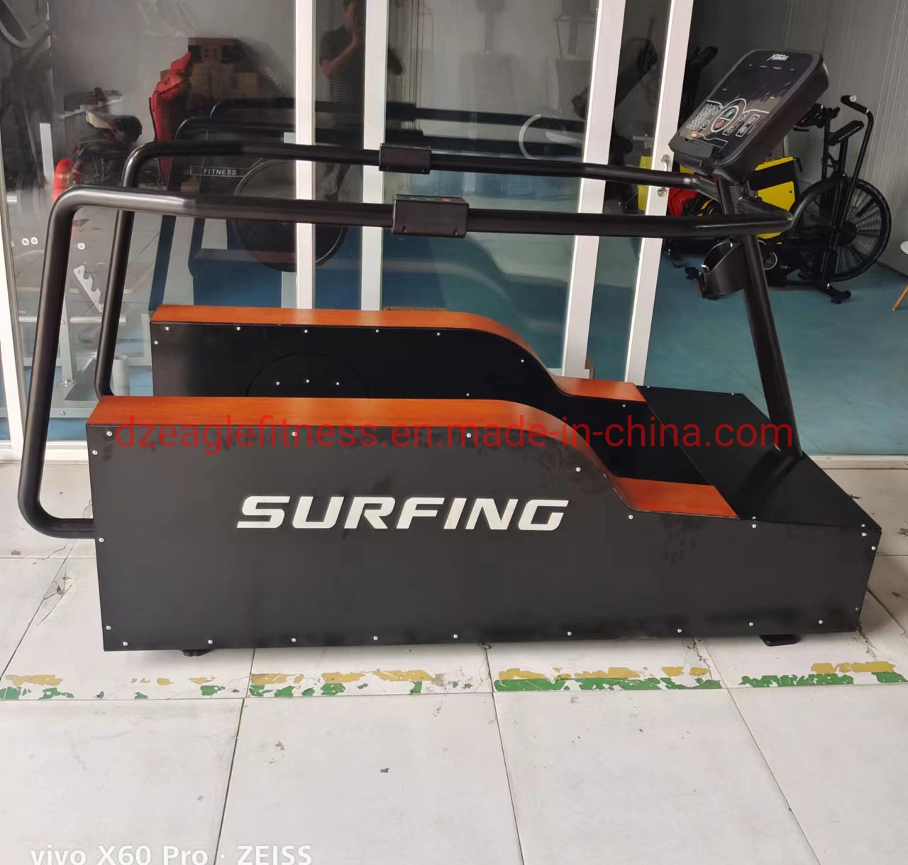 Equipamento de fitness Skyboard Gym com LCD Display Wooden Surfing Machine Máquina de surf