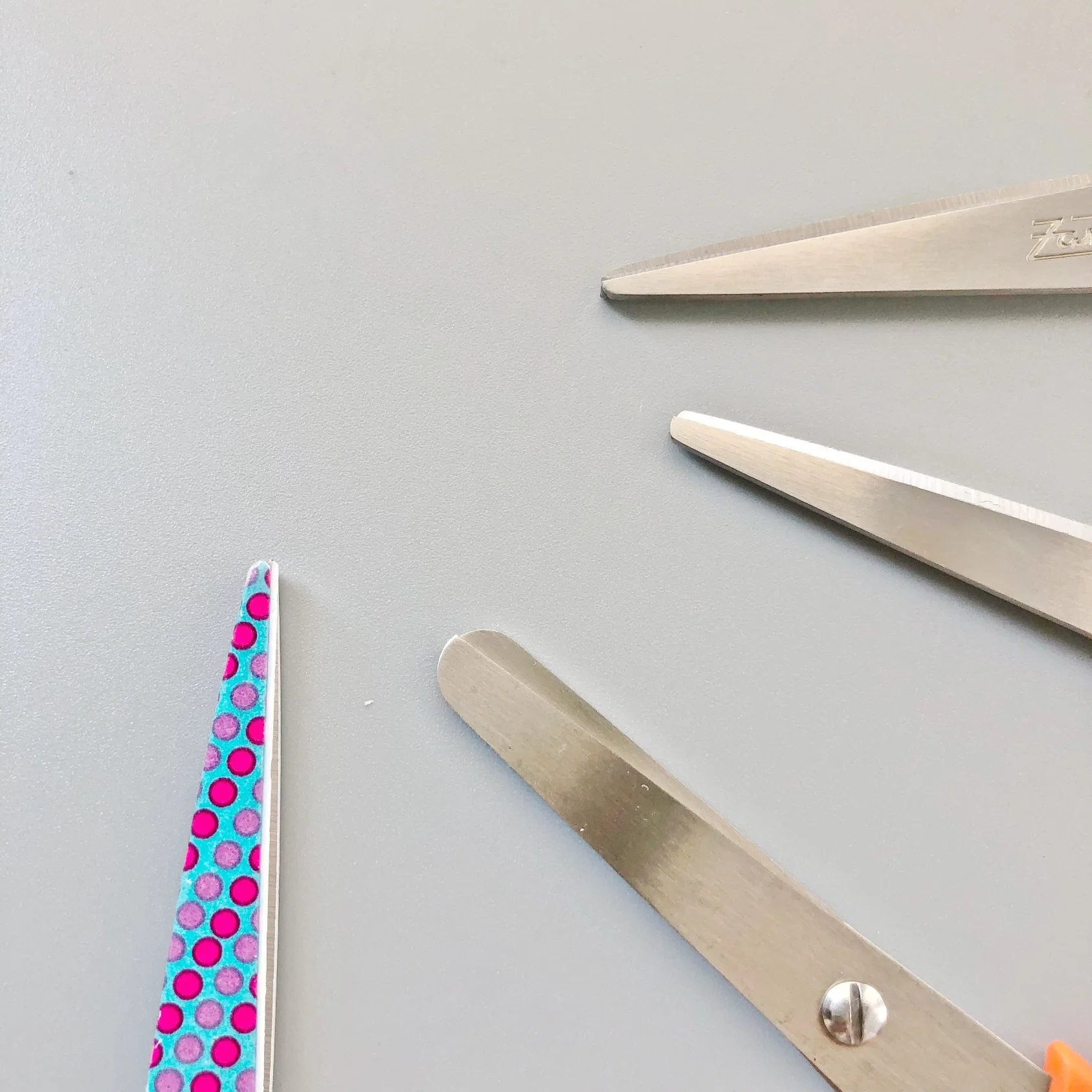 Escuela de la oficina de 7 pulgadas de multiuso de Tijeras de corte de papel personalizado con el patrón de color de la hoja y logotipo de la pantalla de seda