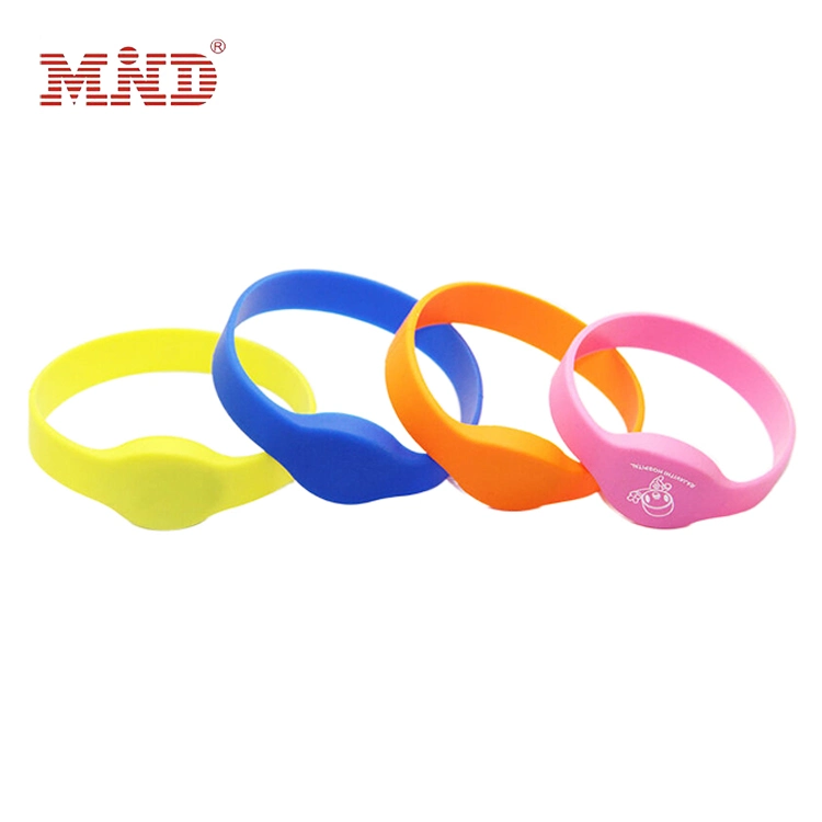 Logo personnalisé bracelets en silicone plastique Smart Read Write RFID NFC Bracelets en silicone pour le réglage de la forme physique des sports de festival