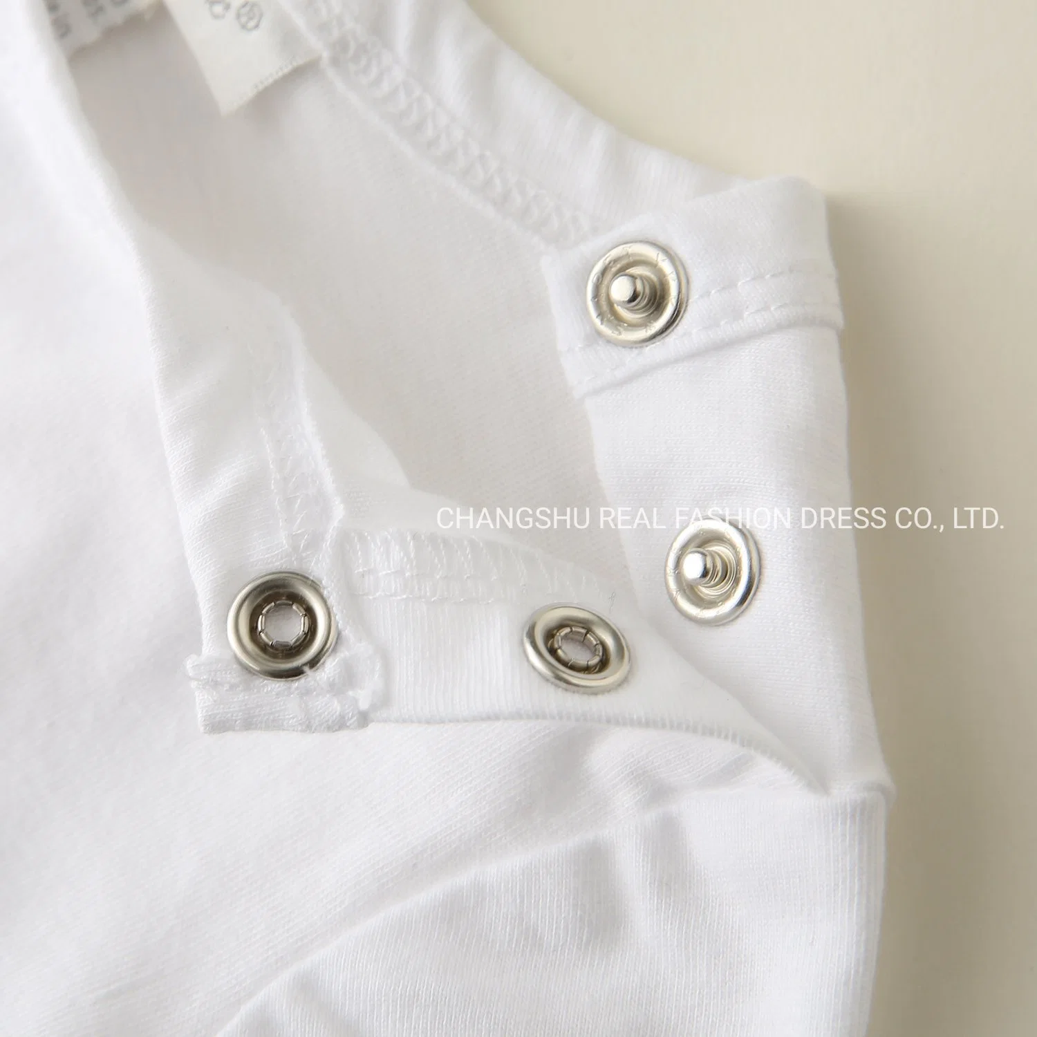 Vestuário de t-shirt Boy Girl Baby White Basic com algodão Tecido e fechos de encaixe nos ombros