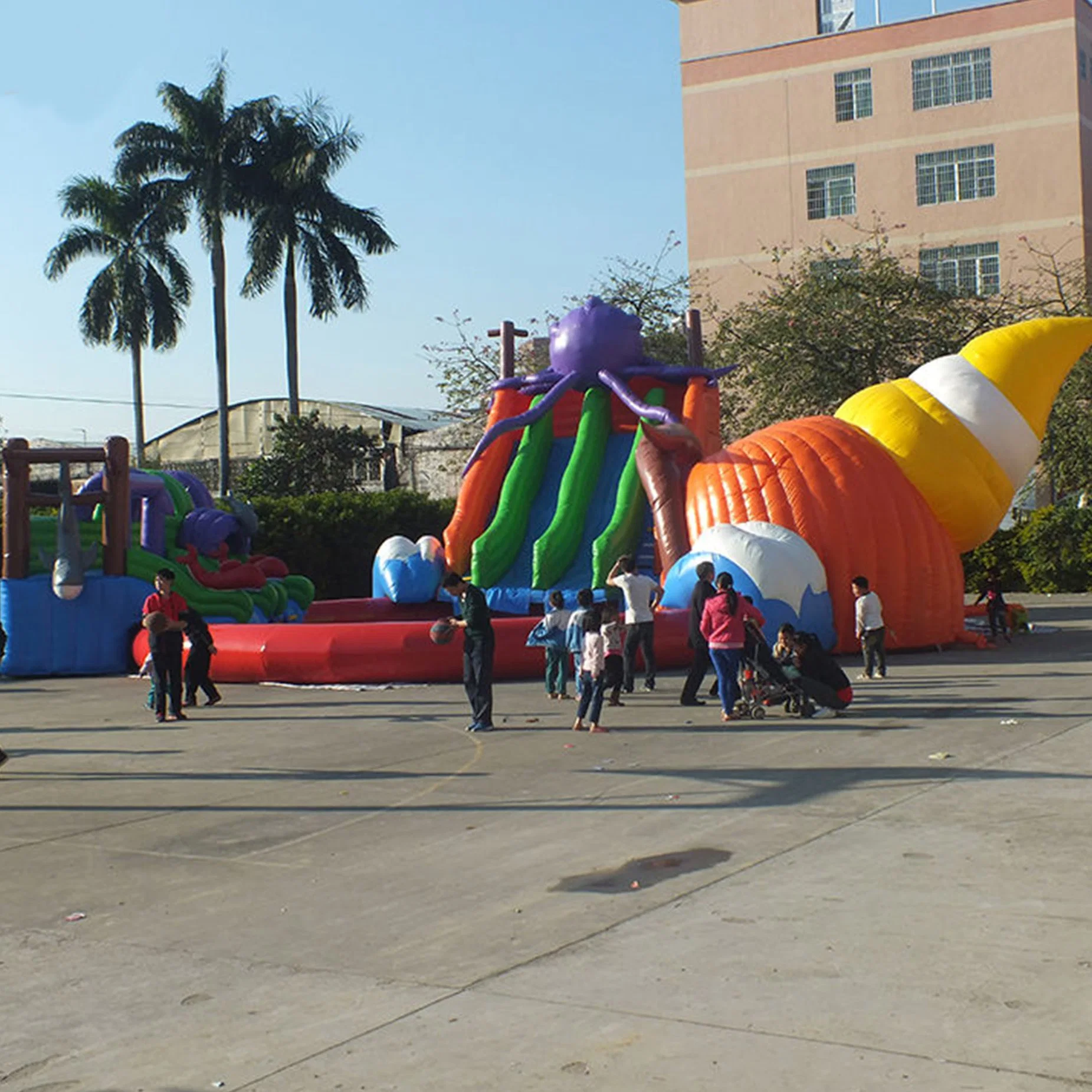 2024 Atracciones calientes al aire libre de diversiones Tierra Móvil Comercial enorme Inflatable Parque acuático para niños y adultos