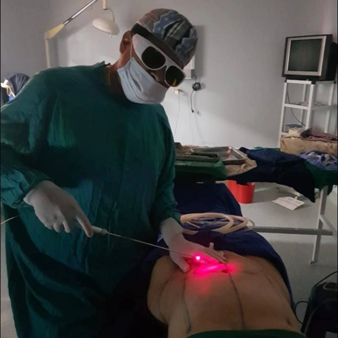 Triangelmed Tragbarer medizinischer Faserlaser Power-Assisted Vaser Liposuction Laser 980nm Plastischer Chirurg Fettentfernung Lipolyse Laser-Gerät 982nm 1470nm