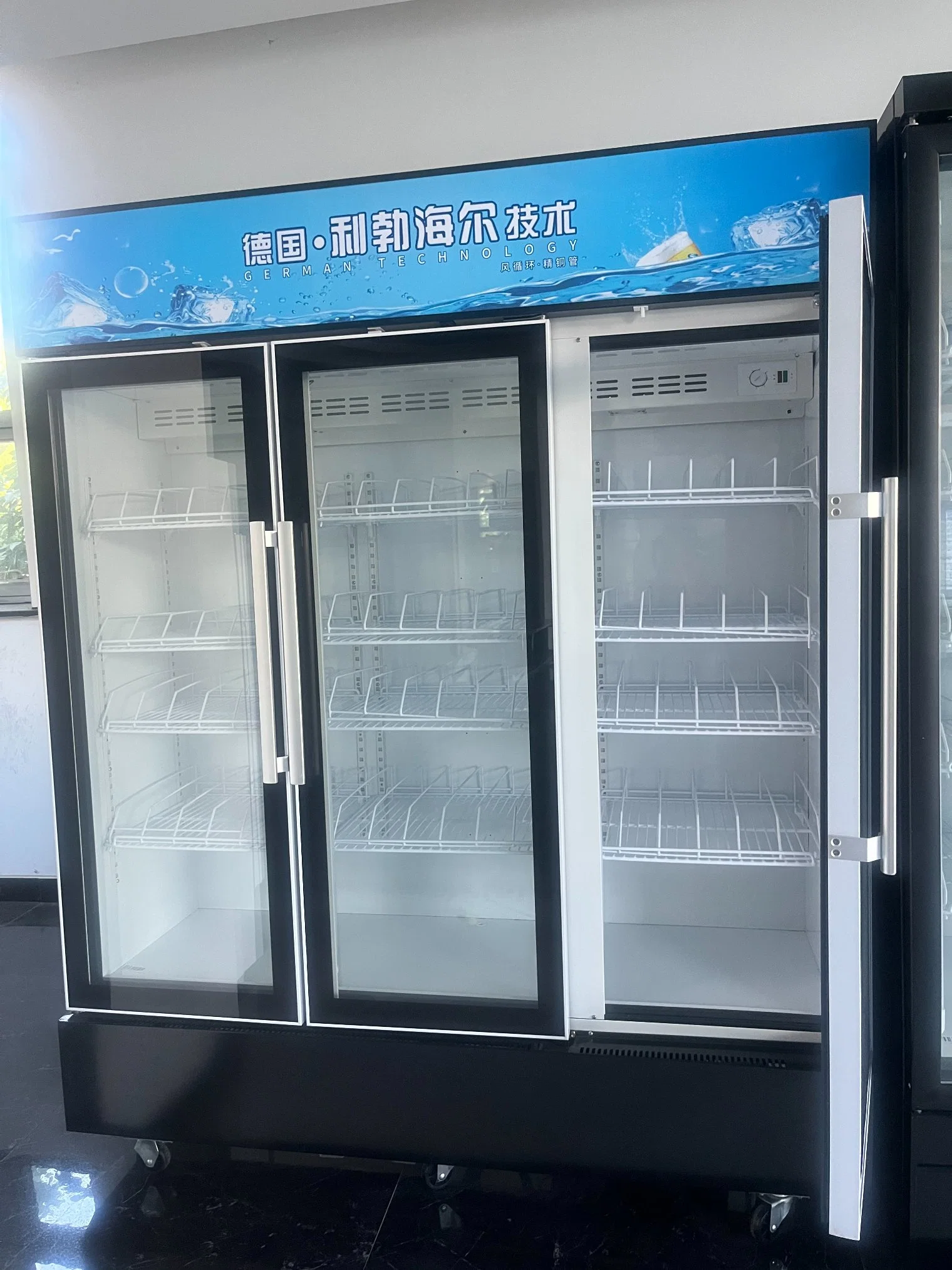 Hot Selling Vertical Refrigerated Display Cabinet Display Screen Refrigerator on Wheel with Glass Door Upright Display Cooler