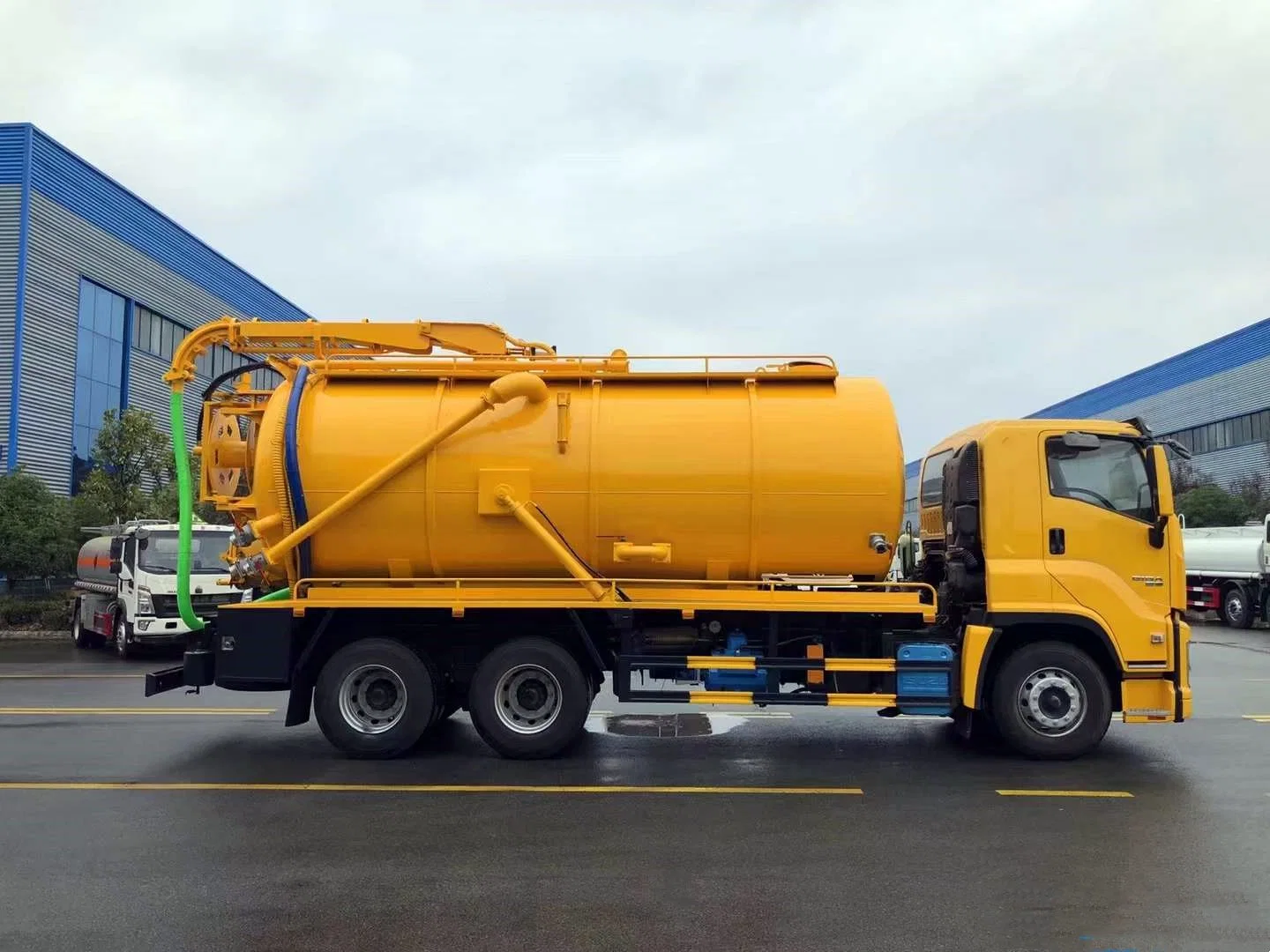 Iisuzu 6X4 Giga Airport Commuter Strong Suction Vehicle Sewage Fecal Suction Truck