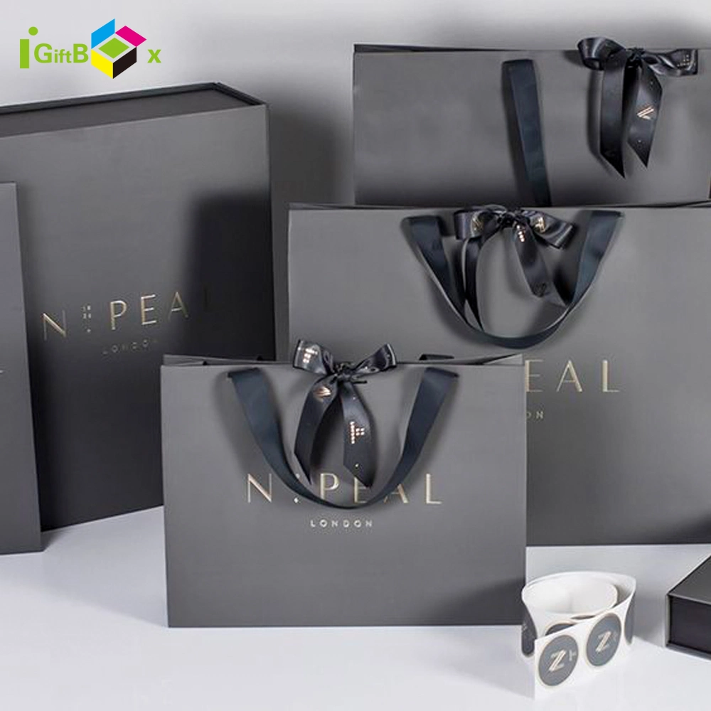 Lujo personalizado el diseñador de moda al por mayor negro mate impreso el logotipo de la estraza embalaje bolsa de papel de envoltura de regalos tiendas de cosméticos/vestido/regalos