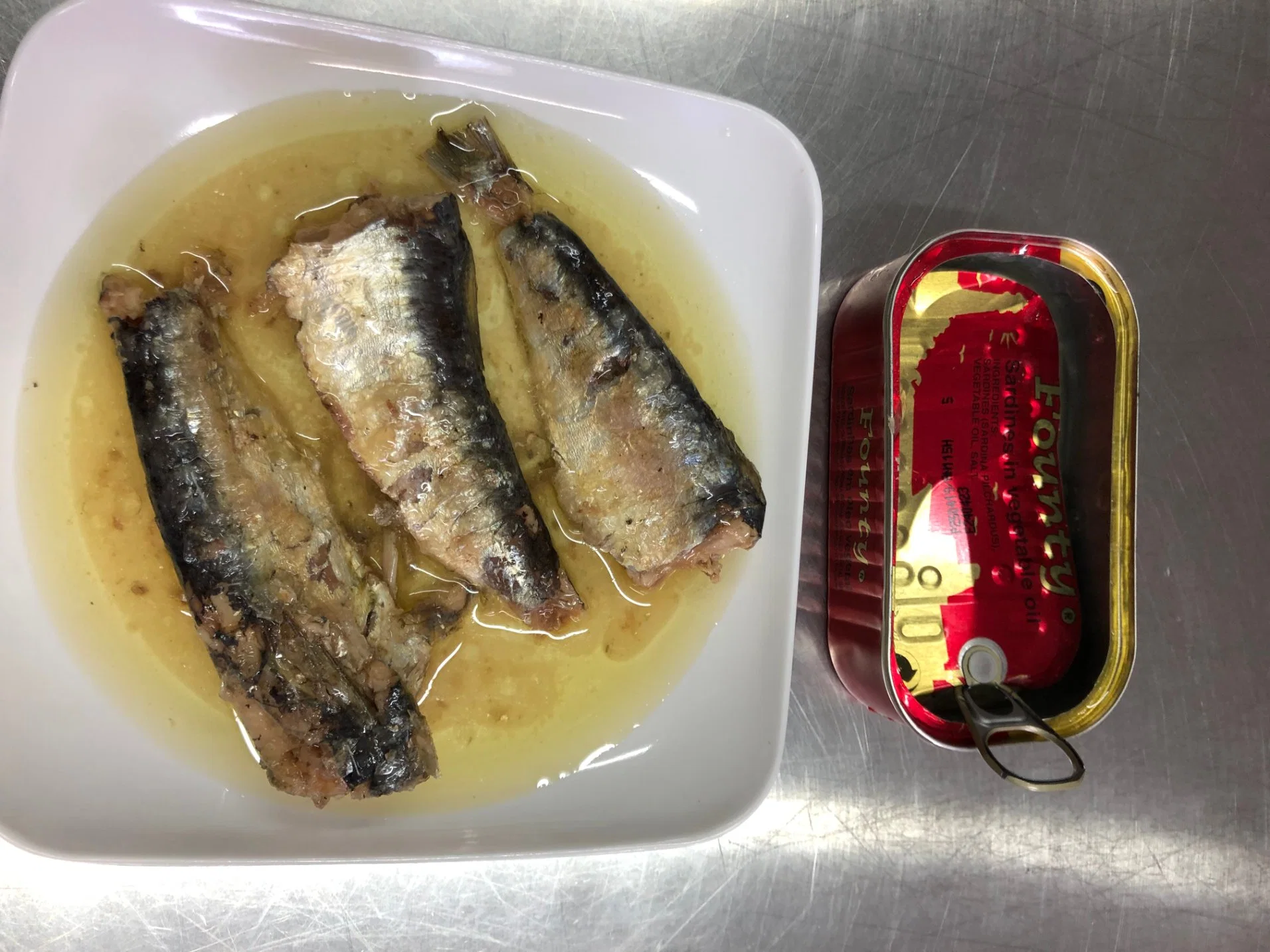 Canned Seafood Sardines in Vegetable Oil 125/90g Canned Marackel 155g and 425g