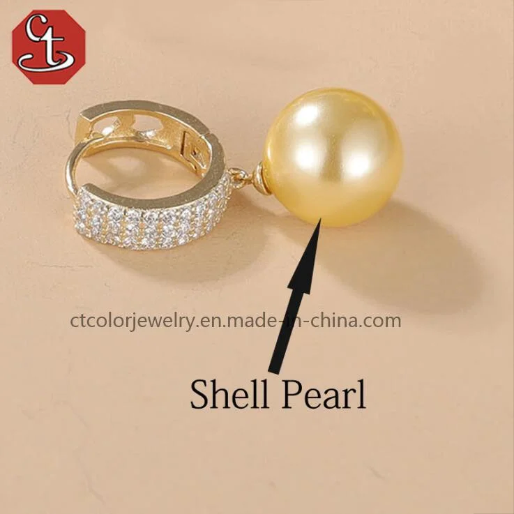 Highly luxurious 18 K gold jewellery shell and gold pearl stud earrings