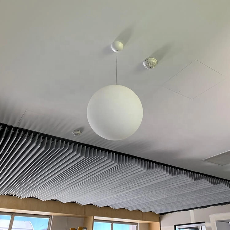 Custom Matériau absorbant le son en forme de fibre de polyester le PET a estimé les panneaux de plafond acoustique du déflecteur d'administration pour Office