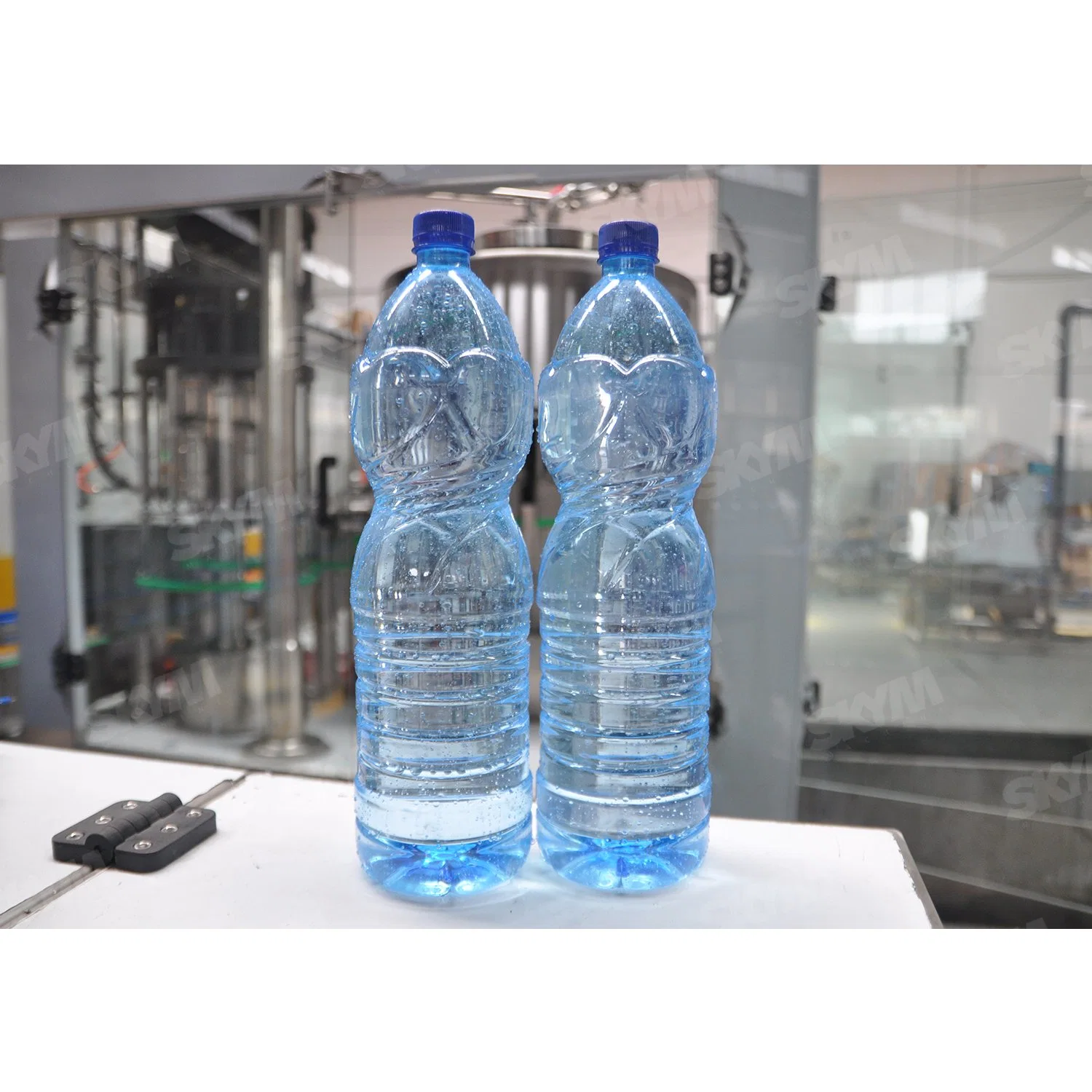 Máquina automática de llenado y embotellado de agua mineral, agua pura, bebidas alcohólicas y vino en botellas de plástico, vidrio y PET de 330 ml, 500 ml y 1500 ml.