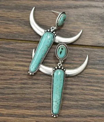 Pendientes de cuerno turquesa de plata bañados en retro étnico europeo y americano Estilo Creative Bull Head Pendientes