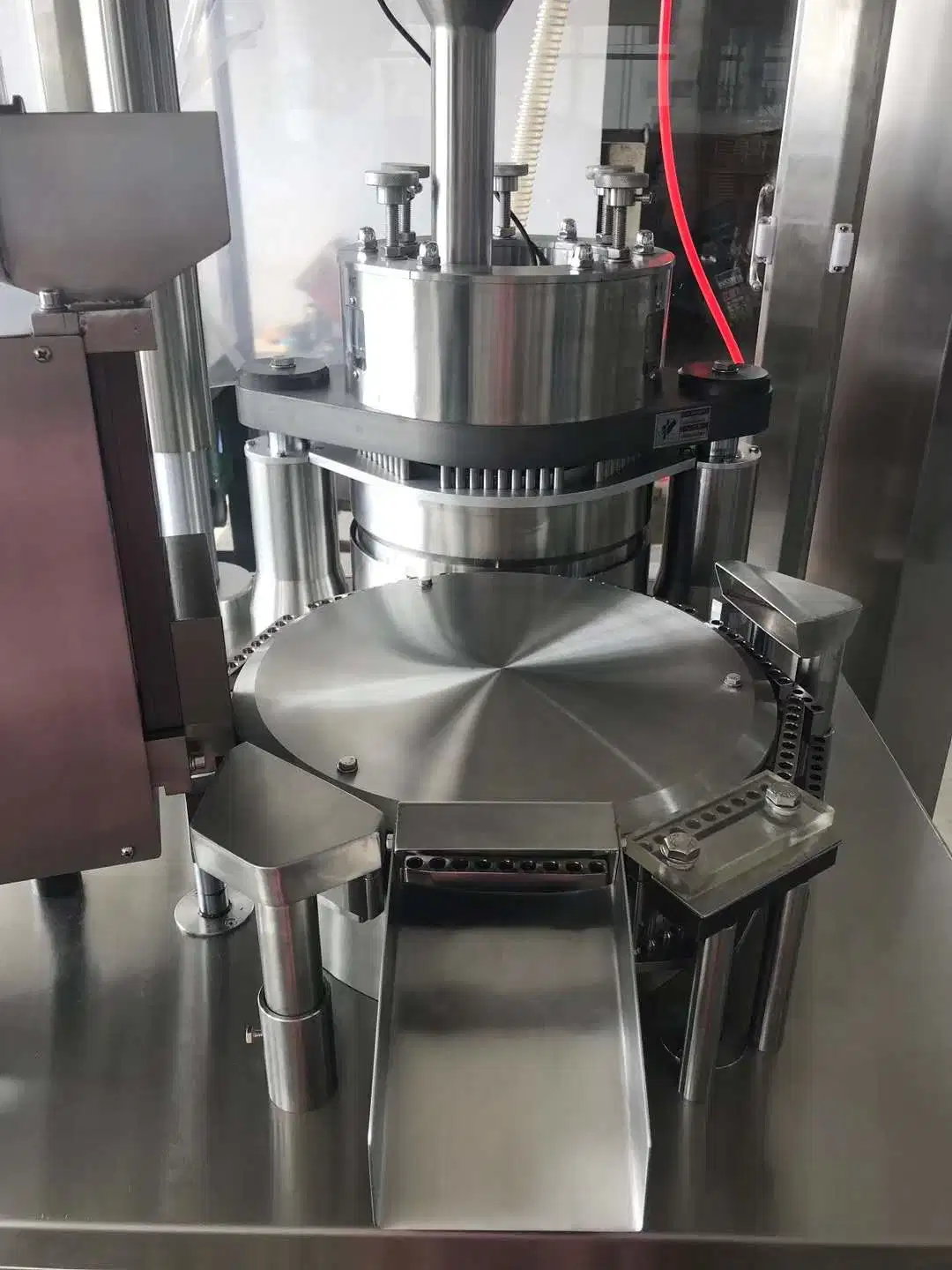 Nouveau design les plus populaires de la poudre automatique complet Granule Pellet Capsule Machine de remplissage haute efficacité et économie d'énergie