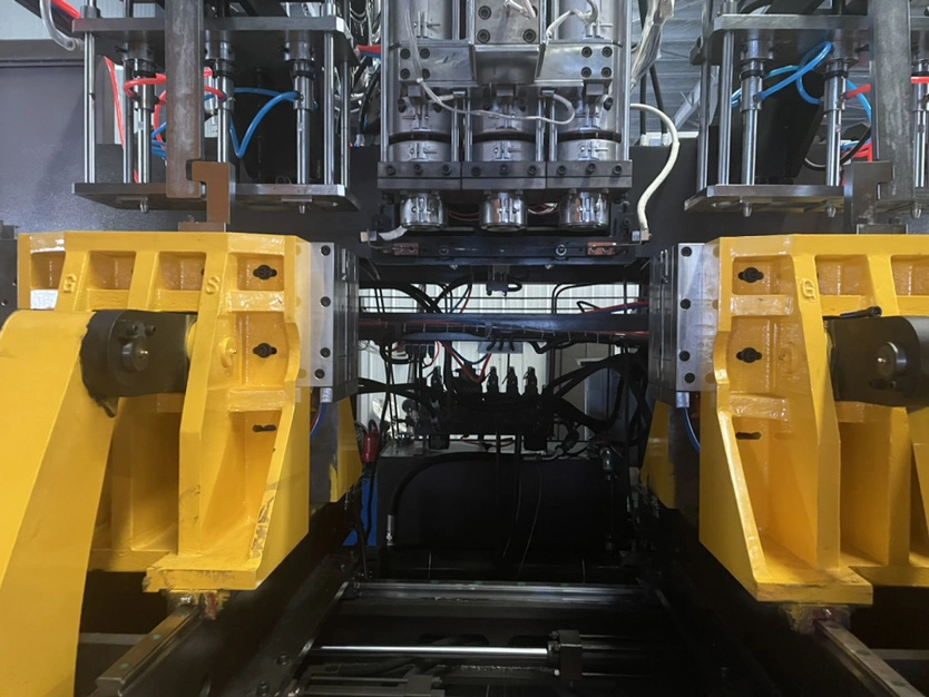 Автоматическая пластиковая машина литьевого формования 5L 10L с вытяжкой, дующим воздухом