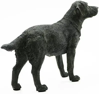 Figura do cão Labrador em pé preto