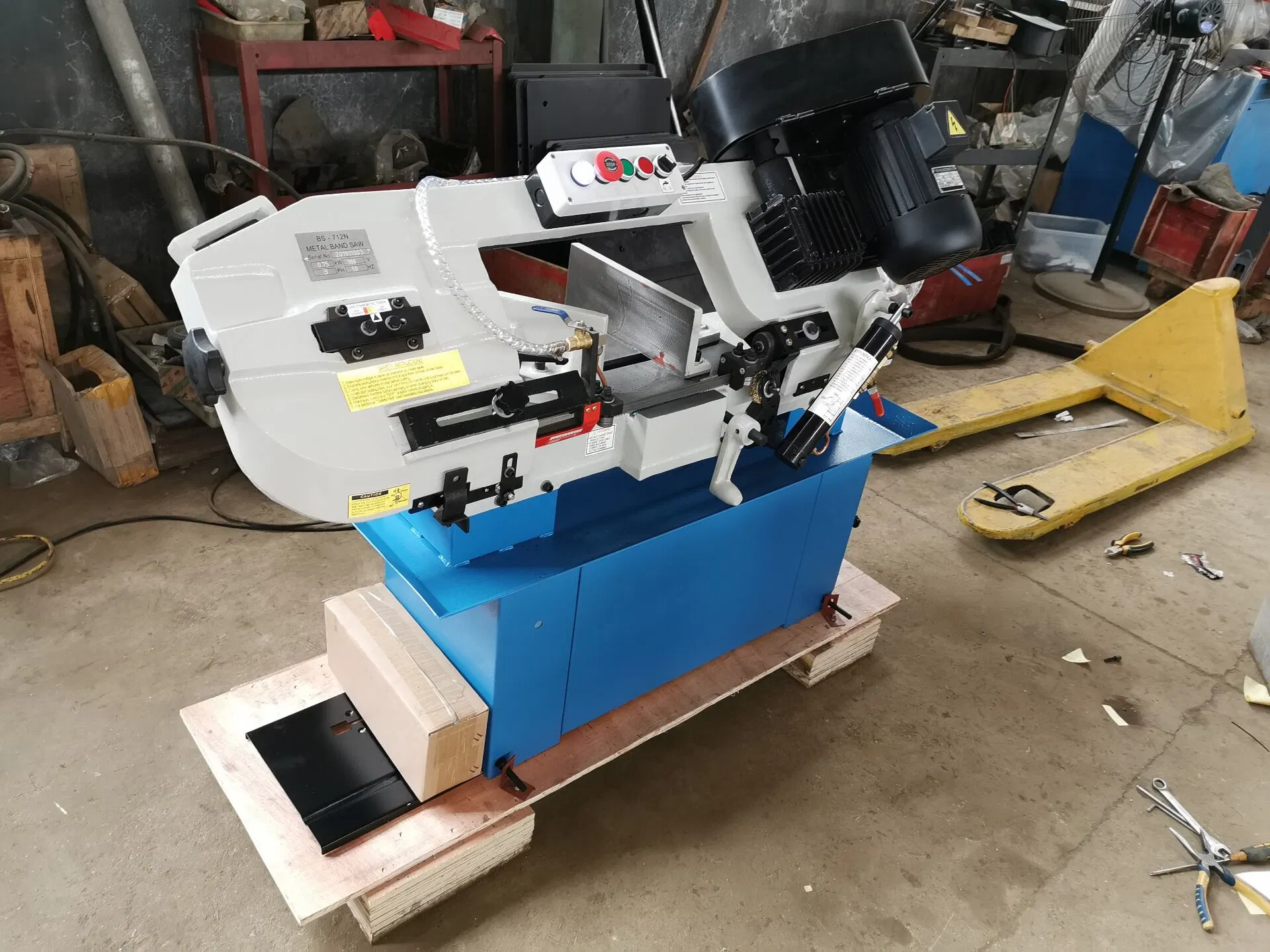 BS712N horizontal metal cutting band saw with electrical cabinet