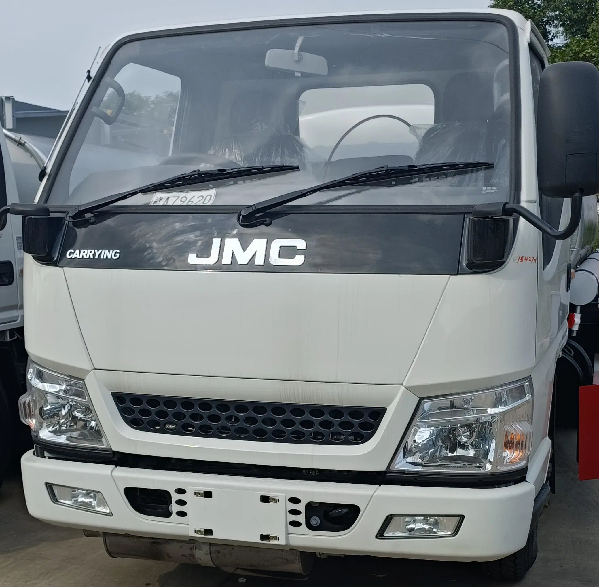 Jmc 4X2 Camion de transfert de carburant de 3000 litres avec conduite à droite RHD / LHD et réservoir de carburant pour essence hors route selon les normes API.