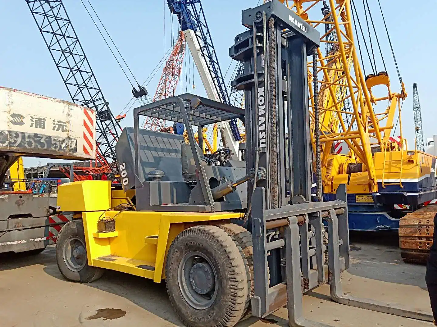 Moyen de levage d'Empilage chariot élévateur à fourche à palettes FD200 attachment élévateurs diesel Komatsu 20tonne