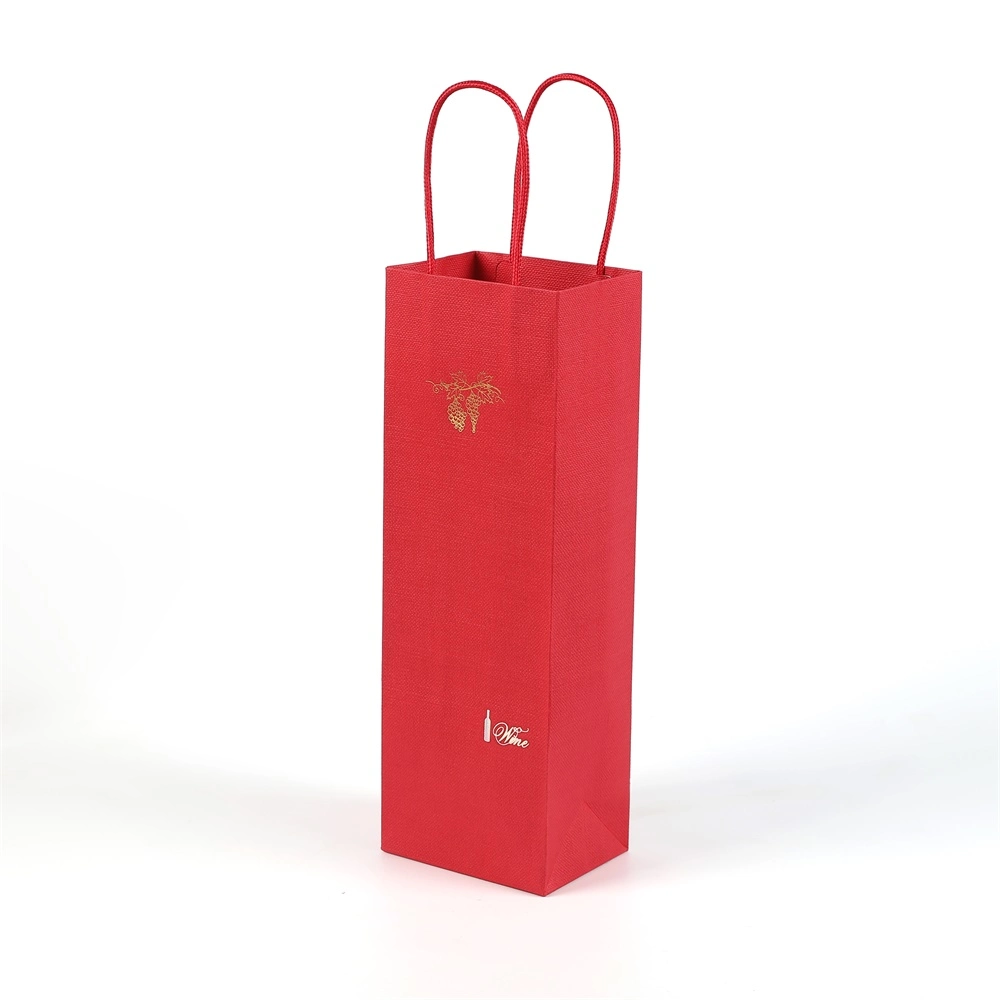 Sacs cadeaux en papier argenté et rouge pour bouteilles de vin avec estampage à chaud.