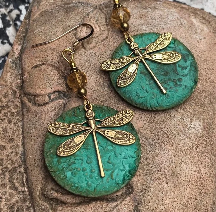 Poliuretano grande suave cuero hecho a mano flecos pluma ligera caída de lágrima Pendientes de color verde para mujeres Moda de niñas