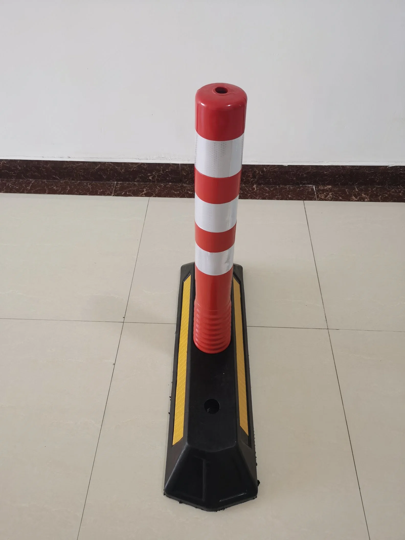 18 Years Supplier Traffic Safety 75cm PU+Balck Base Lane Separator