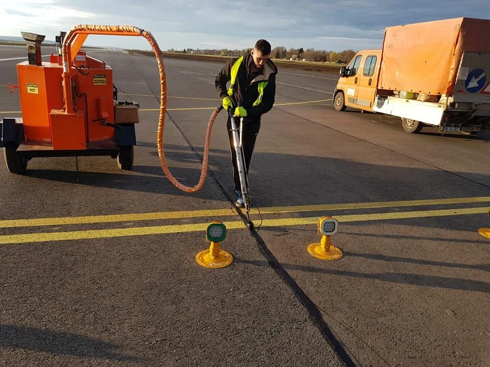 L'asphalte fissure d'étanchéité de l'équipement d'étanchéité pour la réparation des routes