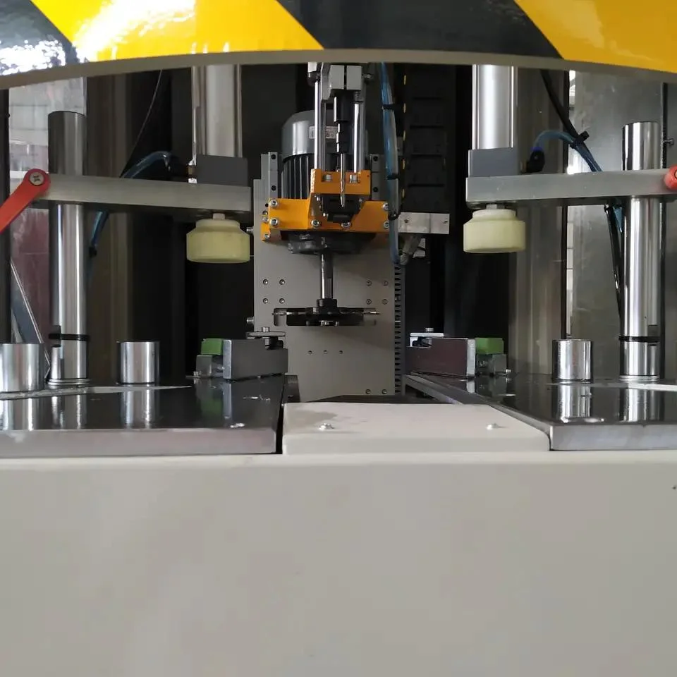 Sistema de servoaccionamiento automático de 5 ejes CNC PVC UPVC Perfil Máquinas de limpieza de esquinas