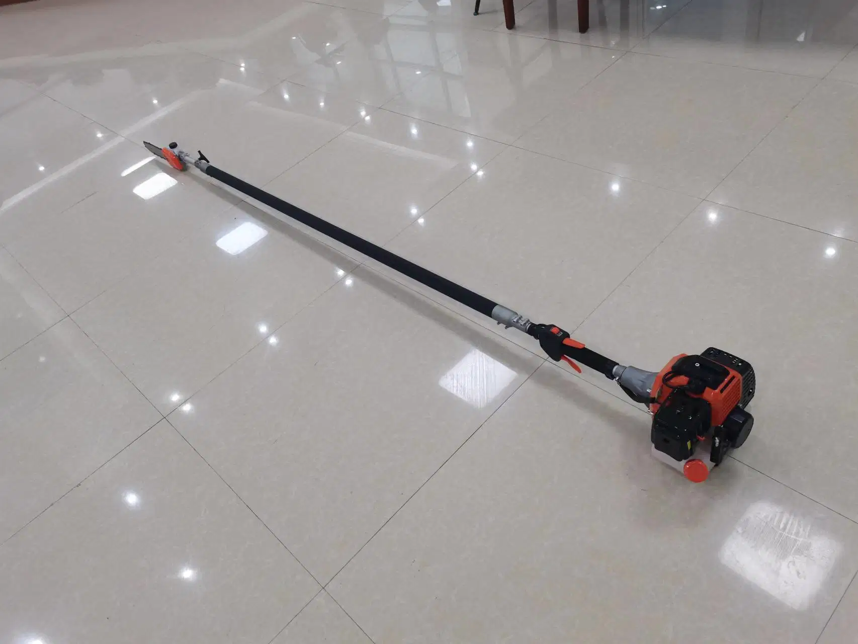 Gasoline Power Telescopic Pole Pruner Saw with 2.8-4.5 Meter Long Reach