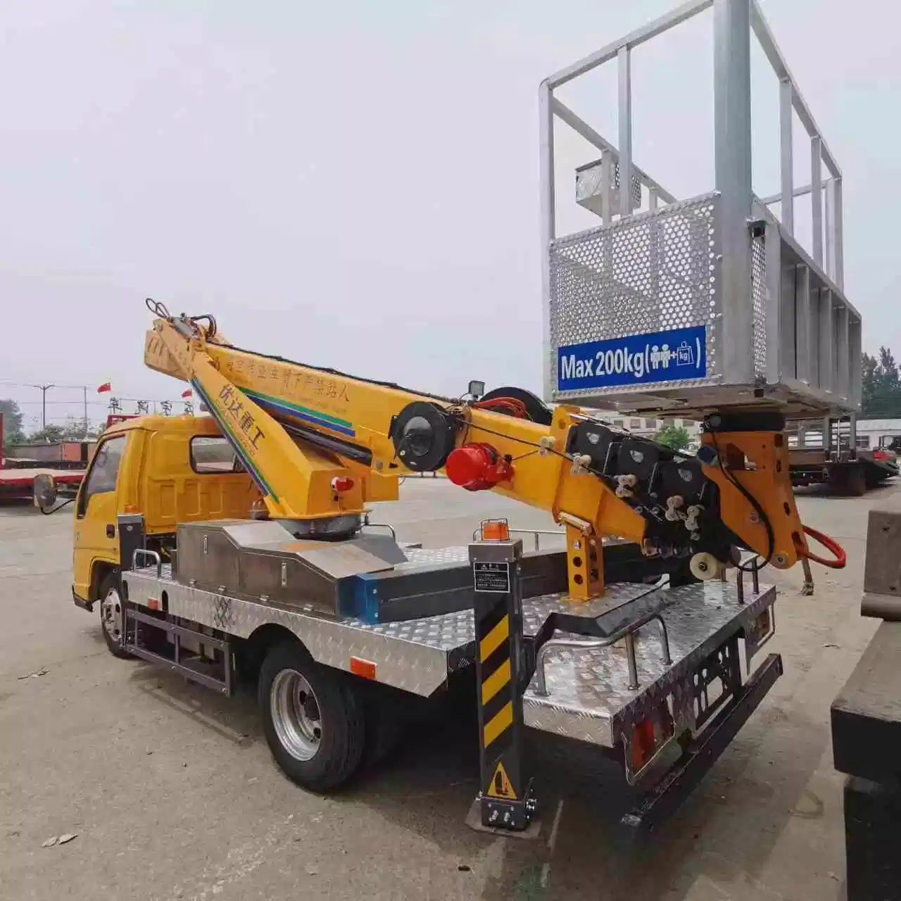 Chinese Leading Exporter 5cbm Aerial Ladder Fire Fighting Truck